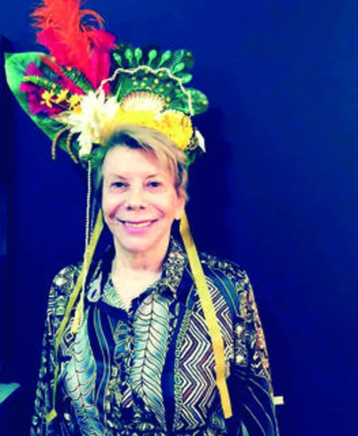 Low profile, NIRA GOMES dá pausa na timidez para encarar obra de arte carnavalesca