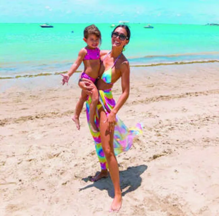 MARIA PAULA MAIA aproveita dias de férias na Terrinha para matar saudades do mar