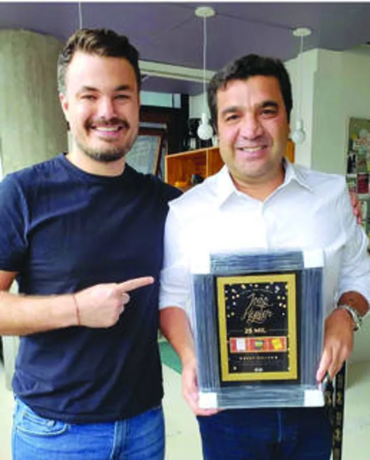 Com sorriso de canto a canto, JOÃO KEPLER recebeu prêmio especial de RICARDO SHINYASHIKI, da Editora Gente, pela venda de 25 mil cópias do livro Smart Money