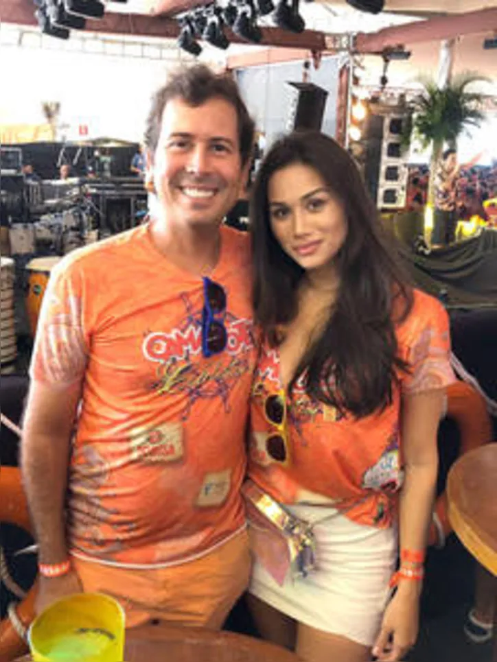 O empresário SÉRGIO FEITOSA, ao lado da wife, MEILYN CHENG, comemora o sucesso da quinta edição do Camarote Celebration nas prévias carnavalescas