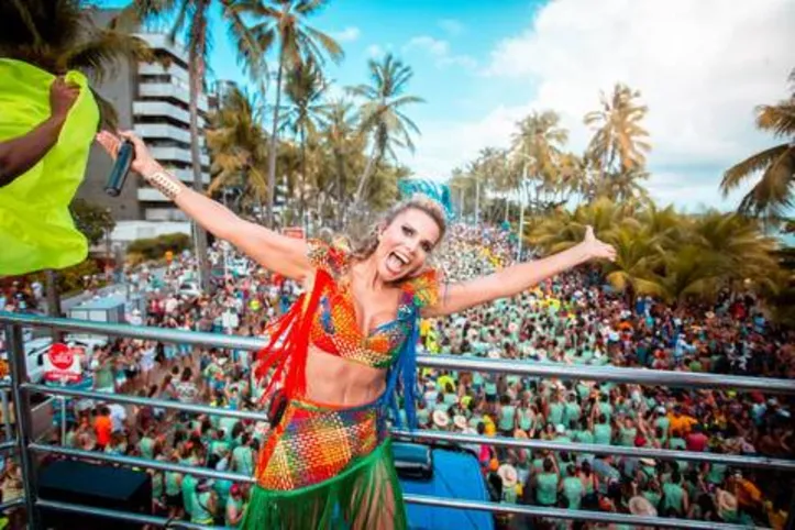 Em quatro horas de show, Márcia Freire mostrou vitalidade, emoção e energia