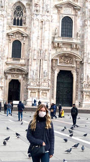 Com o coronavírus na pauta, a model CAMILA MARX foca na segurança em plena visita à catedral Duomo di Milano, na Itália