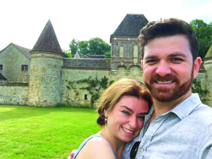 Também na Europa, o chef GUGA ROCHA+ELISE RACICOT brindaram uma década juntinhos