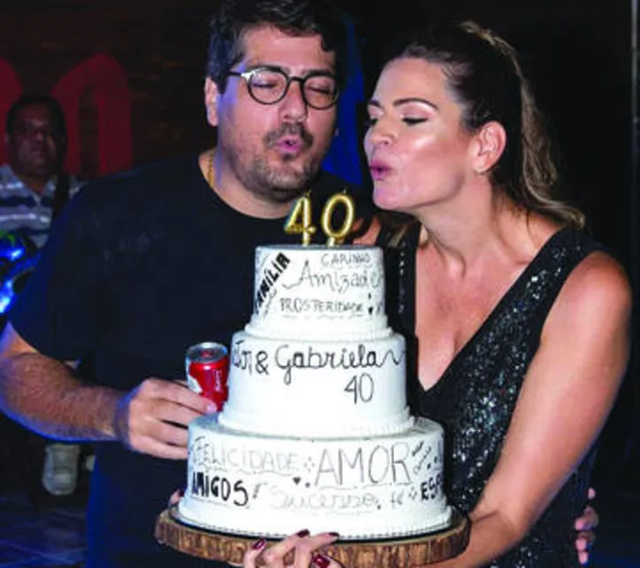 Dias antes do distanciamento social, VICTOR+GABI RODRIGUES conseguiram reunir friends+family para brindar os 4.0