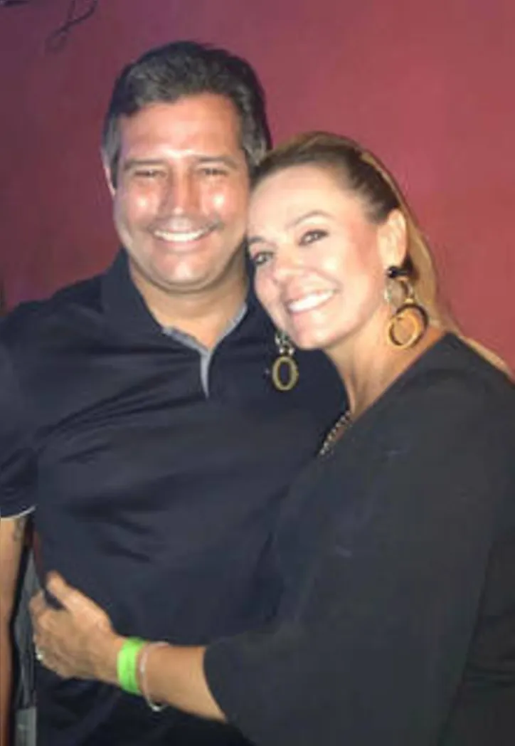 Com abraço do husband, Maurício Quintella, a bela FERNANDA LESSA brindou virada no calendário