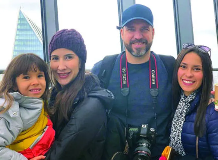 A dermatologista MIRELLA OLIVEIRA em momento family, em Paris