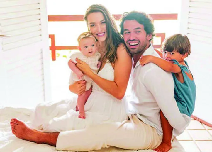 Exercendo o seu melhor papel, RAMONA ZANON em click ao lado do husband, Mauricio Vasconcelos, e dos fofíssimos filhos