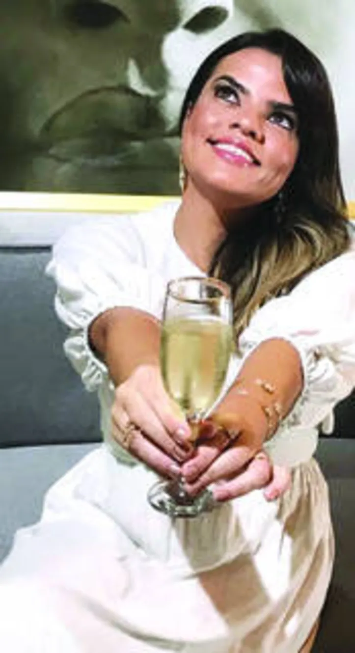Com champanhe no gelo, a arquiteta SYMONE CAVALCANTE vira alvo dos flashes no lançamento das neo vitrines da Fabricatto