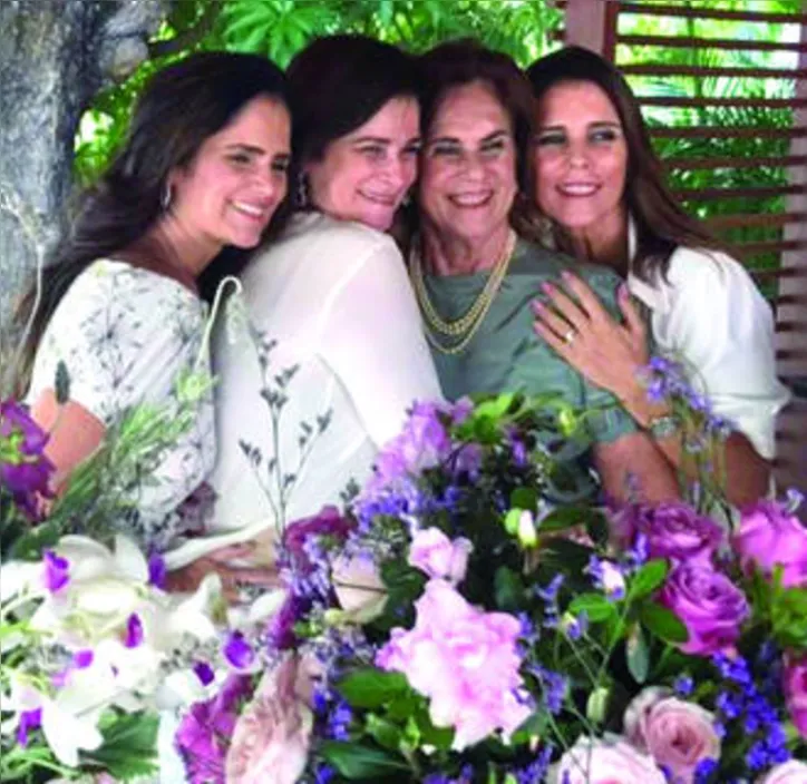 LAÇOS DE FAMÍLIA | Ilhada pelas belas filhas, IANA LEAHY brindou idade nova...