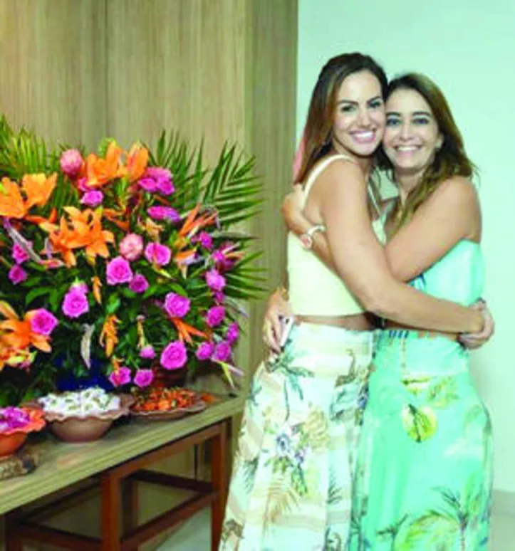 ... Enquanto DANIELA LYRA recebeu o carinho da prima, MÔNICA, na virada do calendário