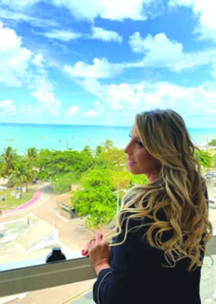 LUCIANA CAVALCANTI foi assunto no site O Fuxico TV e na Auge Magazine com seu lado mezzo advogada mezzo blogger