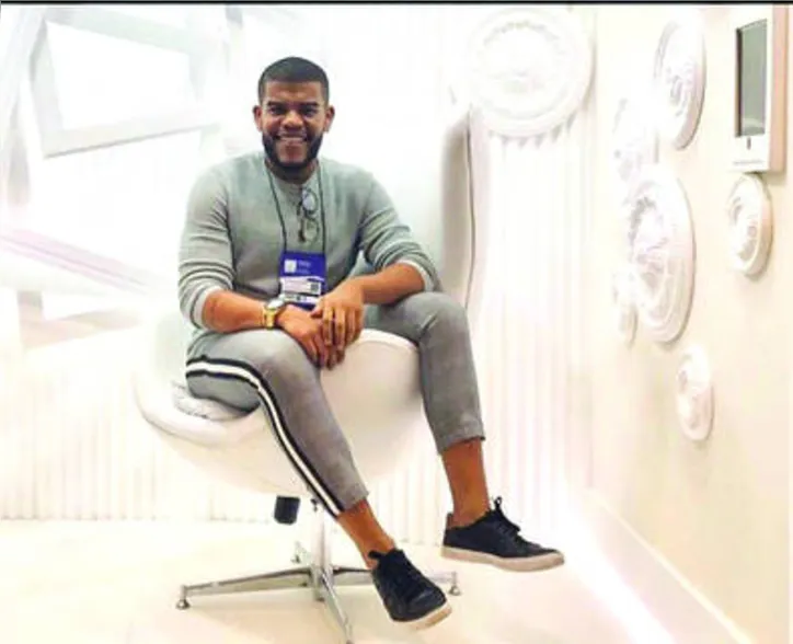Adepto do home office, o arquiteto ANTONYONE PEREIRA foca no retorno à normalidade e prepara vitrine especial para o showroom da Fabricatto