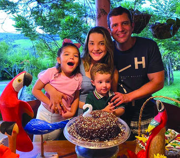ALBERTO OITICICA+JAQUELINE FERRAZ brindando in family os 02 anos do herdeiro
