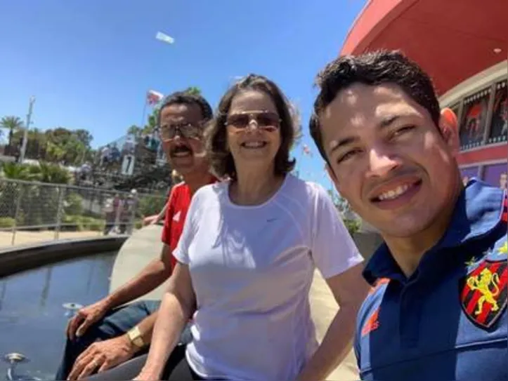 Eduardo Ferreira mora há quatro anos, em Los Angeles, com os pais 