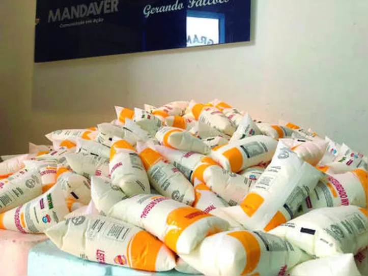 Programa distribui quatro litros de leite por semana para cada família beneficiada; leite é fornecido por mais de três mil agricultores familiares