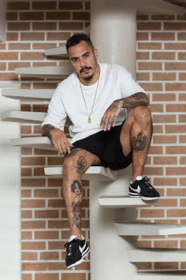 ***FOTO DE ARQUIVO*** RIO DE JANEIRO, RJ, 11.07.2017 - Retrato do cantor Marcelo D2 em sua casa na Gavea. O artista lanÃ§ou clipe todo filmado com celular "ResistÃªncia Cultural". (Foto: Ricardo Borges/Folhapress)