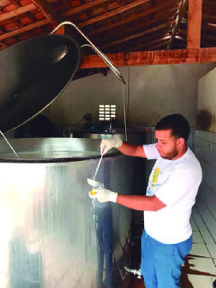 Técnico da CPLA faz coleta; amostras são enviadas para laboratório credenciado pelo Ministério da Agricultura