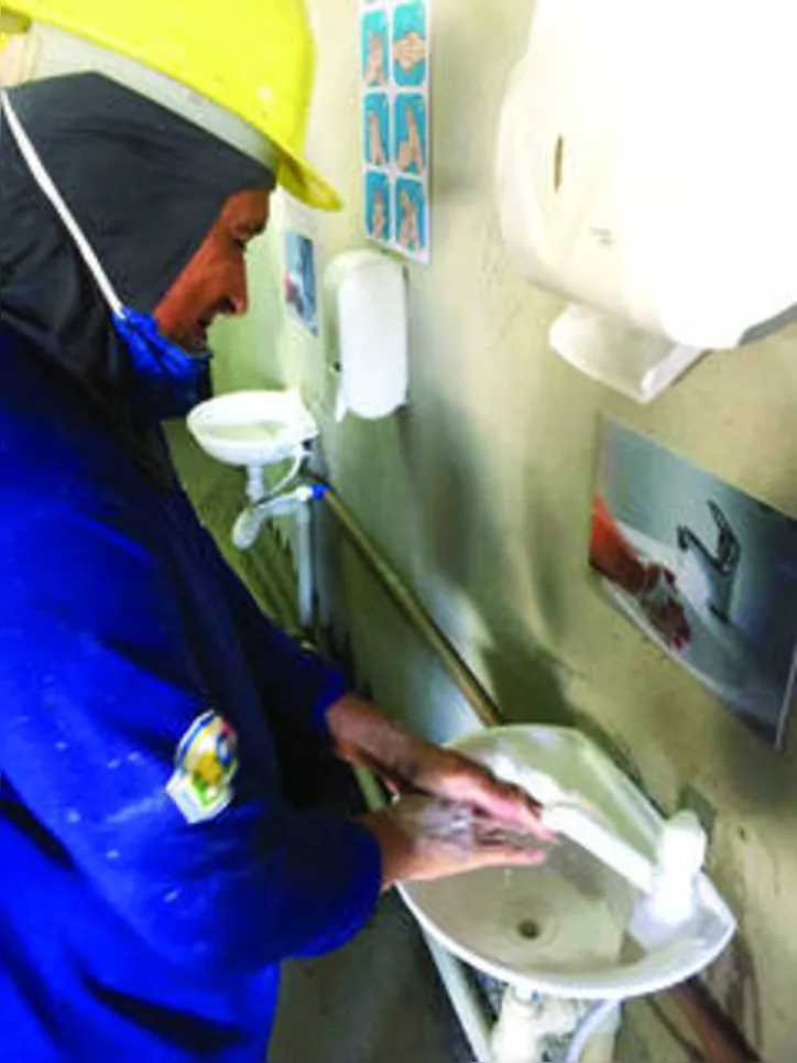 No canteiro de obra da Colil trabalhadores fazem higienização