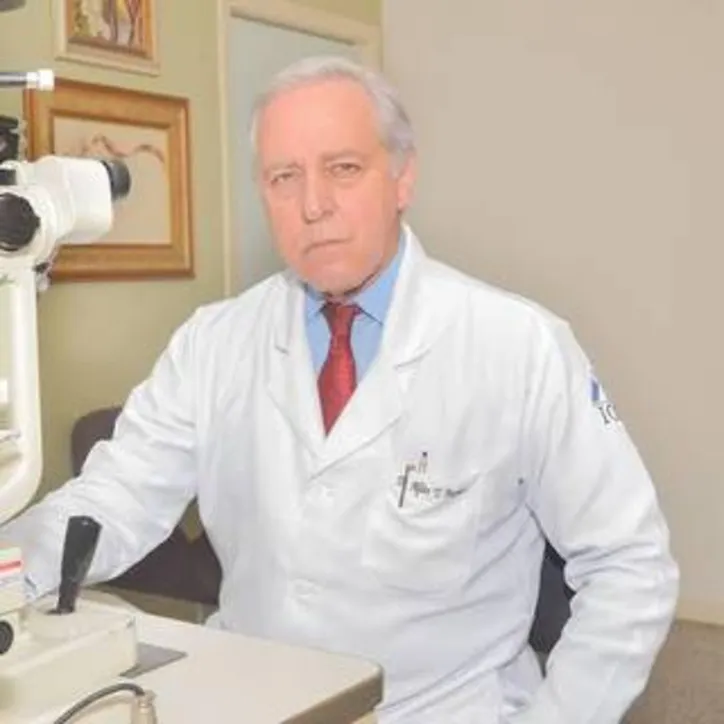 ALAN BARBOSA, médico oftalmologista, ainda recebendo felicitações pela passagem do Dia do Oftalmologista, celebrado ontem, 7 de maio