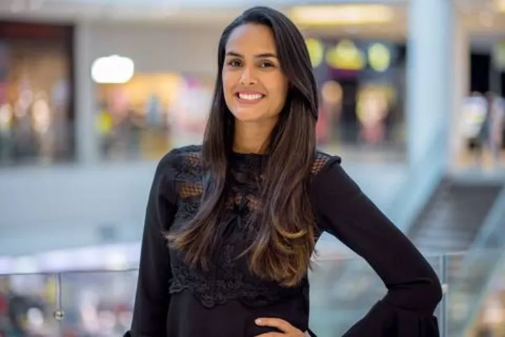 CRISTINA OLIVEIRA, gerente de marketing do Parque Shopping Maceió, informando sobre a campanha para celebrar o Dia dos Namorados