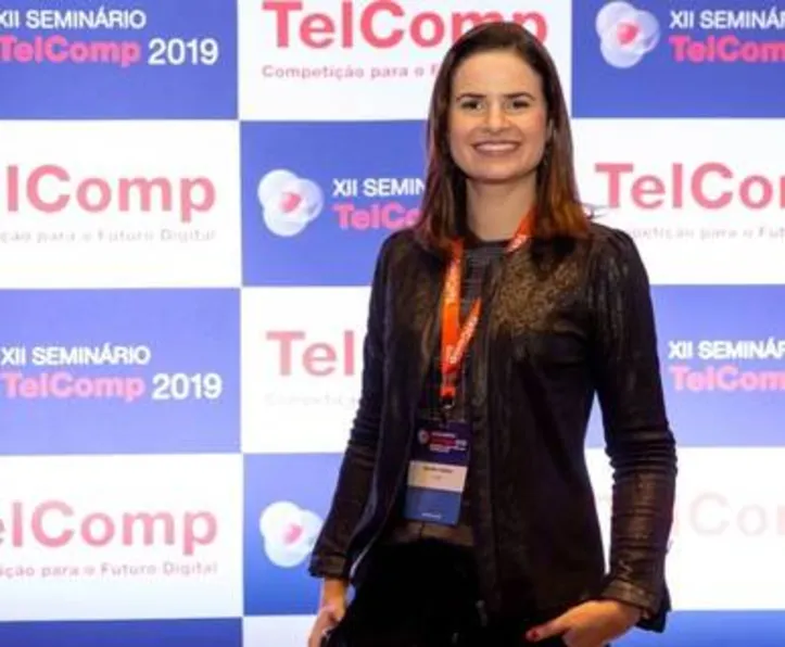 SILVIA CUNHA, gestora de Marketing da Aloo Telecom, ainda recebemos os parabéns pela passagem do aniversário celebrado na última quarta-feira, 8 de julho