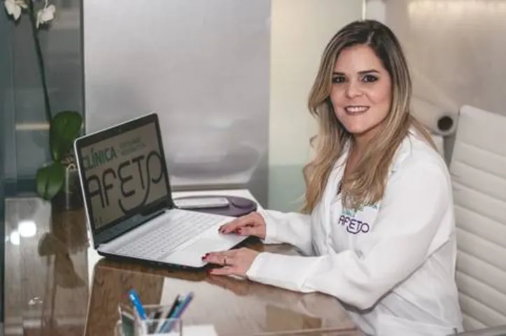 JULIANA COTRIN, médica obstetra, uma das referências na área com a Clínica Afeto, ainda recebendo os cumprimentos pelo Dia do Médico Obstetra, festejado dia 12 de abril