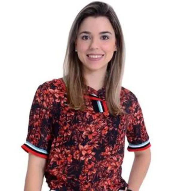 Júlia Nolasco, Diretora Executiva da Diagnose, ainda recebendo os parabéns pela passagem do seu aniversário, na última segunda-feira, e também pelo trabalho que desenvolve

