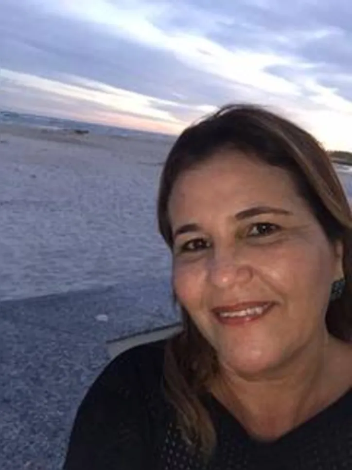SANDRA OLIVEIRA, Mídia da Six propaganda, recebe os parabéns nesta terça-feira, 26 de maio, pela passagem do seu aniversário