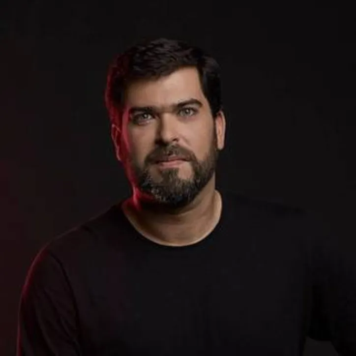 RAMATIS HAYWANON DA COSTA, publicitário e fotógrafo, diretor da Six Propaganda, à frente do projeto “Fotografia que Manda Ver”, uma iniciativa que reuniu fotógrafos e a organização do Fotosururu, Fragma Imagem, Six Propaganda e o Instituto MandaVer para ajudar a população de Maceió afetada economicamente pela pandemia