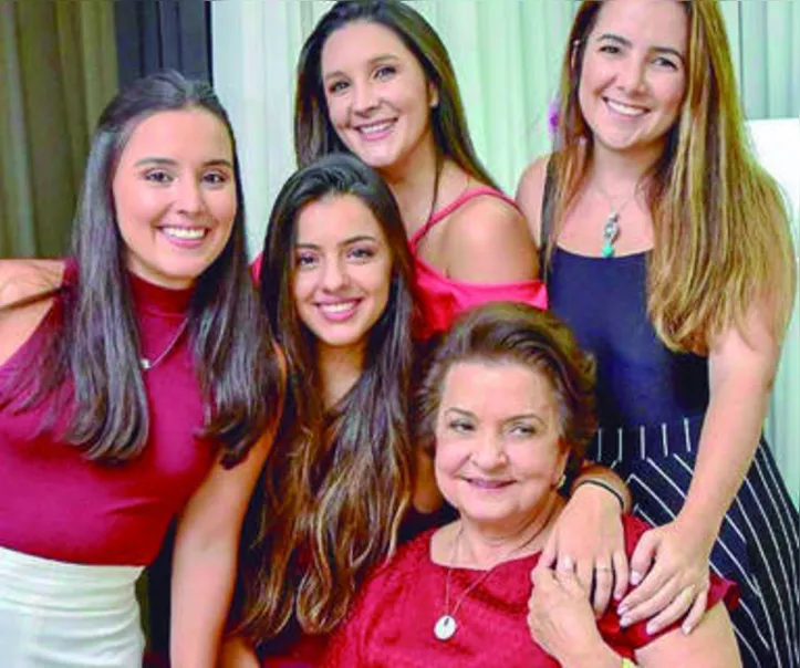 Cercada do quarteto (fantástico!) de netas, VÂNIA COUTINHO brindou o Dia dos Avós