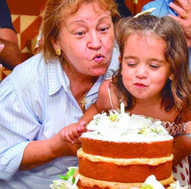 Quem apagou as velinhas foi a sweet MARTINA, mas os aplausos vão para a vovó MARTA SANTOS