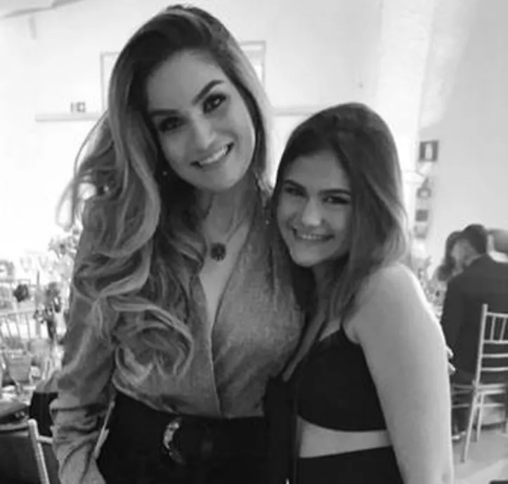 JÚLIA SANTANA ganhou carinho da dinda, RAFAELLA MARANHÃO, pelo seu debút