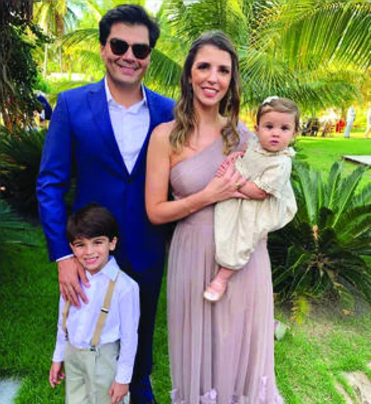 E CARINA OITICICA (ao lado dos filhos) fez coro de parabéns para o husband, THIAGO JATOBÁ