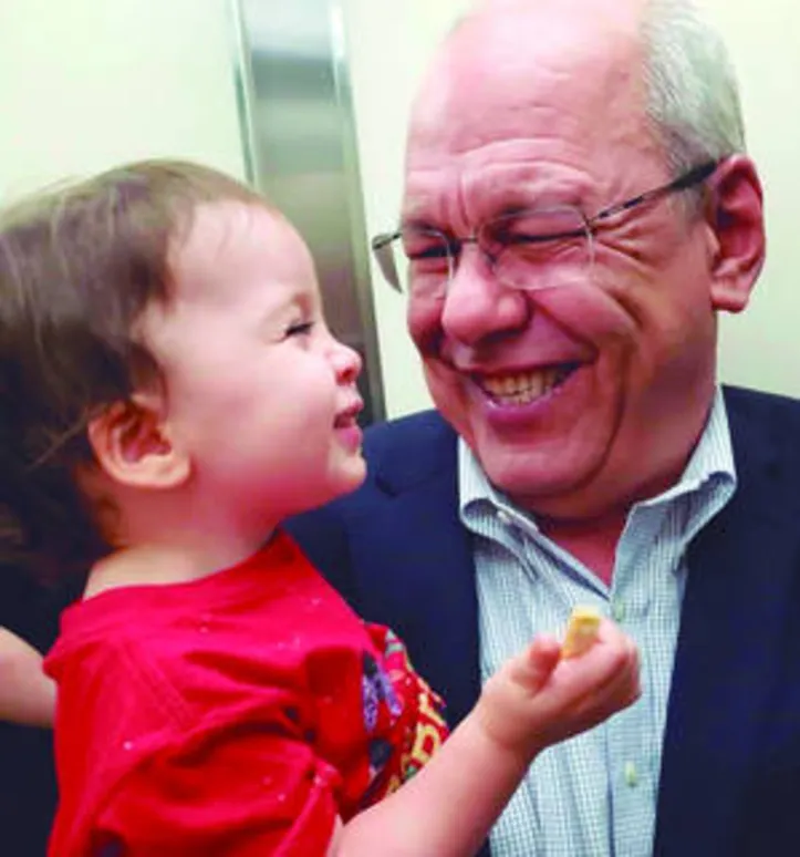 GRANDPARENTS DAY Com carinho explícito do netinho, SÉRGIO MOREIRA chegou aos 6.0