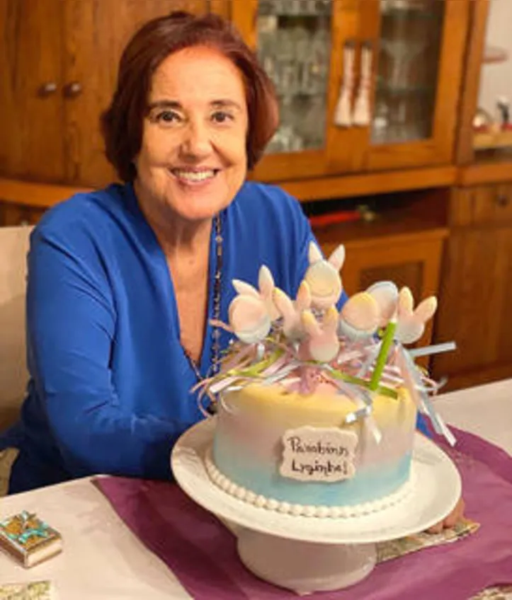 Ilhada pelo carinho de seu círculo mais íntimo, LYGINHA COUTINHO ganhou bday’s cake