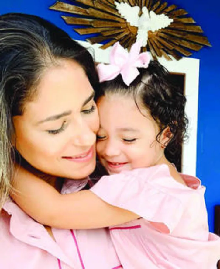 A designer LUCIA BASTOS ganhando carinho explícito de sua Isabela pelo mommy’s day