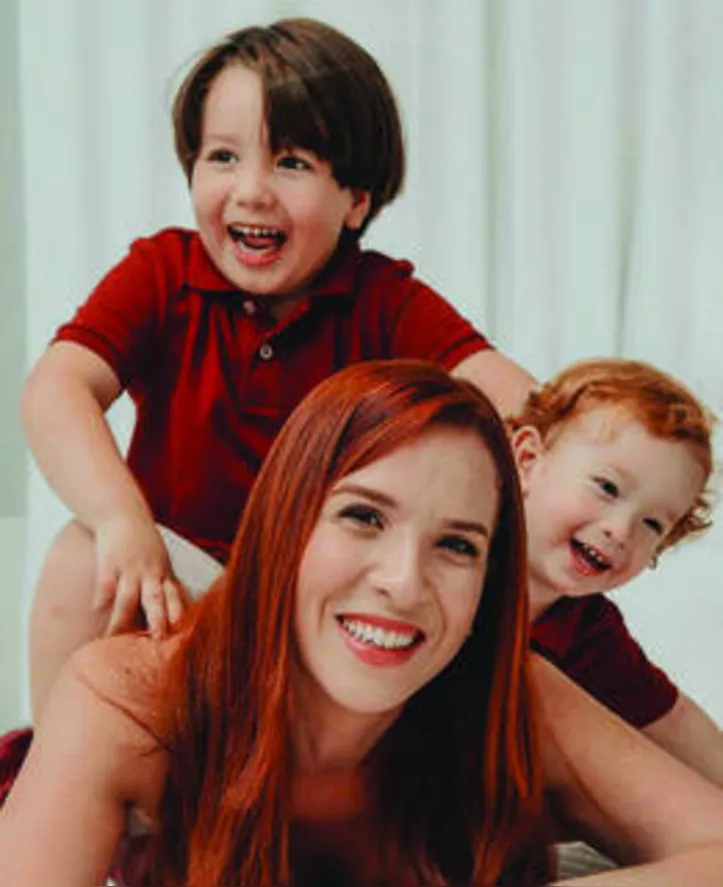 Artur+Gabriel capricham no abraço extra em mommy ÉRICA CANSANÇÃO DO AMARAL