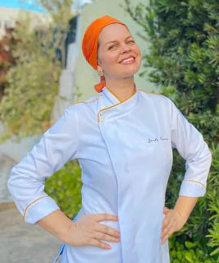 Dando um break em seu famoso café, a chef pâtissier SANDY FARIAS foca em fornada extra de sua fábrica de doces