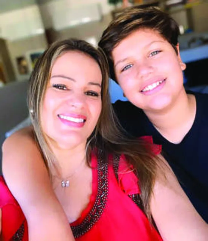Longe dos amigos mas perto da família, TIAGO MAFRA ganhou festa privé preparada por mommy Gilka