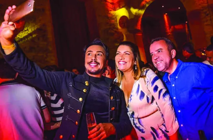 ANDRÉ FON, ANA+FERREIRA HORA aguardando o fim da quarentena para voltar às selfies nos eventos sociais