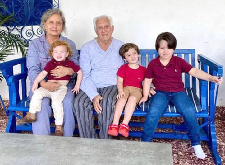 Com sua bem amada, Eva, na moldura, LEOPOLDO AMARAL ganhou carinho extra dos netos nesse domingo festivo