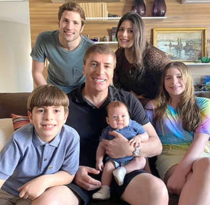 Pai de um quinteto fantástico, PINO CARTISANO ganhou overdose de amor neste Dia dos Pais