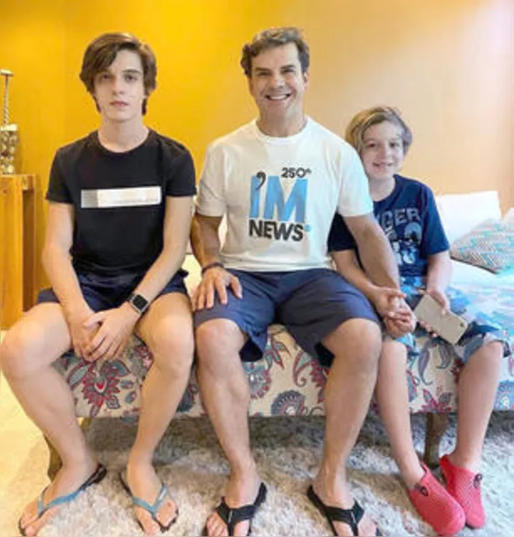 Ilhado pelos herdeiros, TONHO MOURA banca o coverboy da edição limitada de T-shirts VitsTee by Reserva
