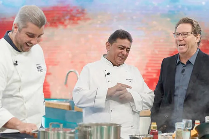 “A gente não vê tanto o Claude (Troisgros - chef e apresentador - na foto ao lado do assistente, Batista), só na gravação. Era mais fácil conversar com ele uns minutos antes ou depois do programa. Acredito que se não fosse pela pandemia nós teríamos uma relação mais próxima”