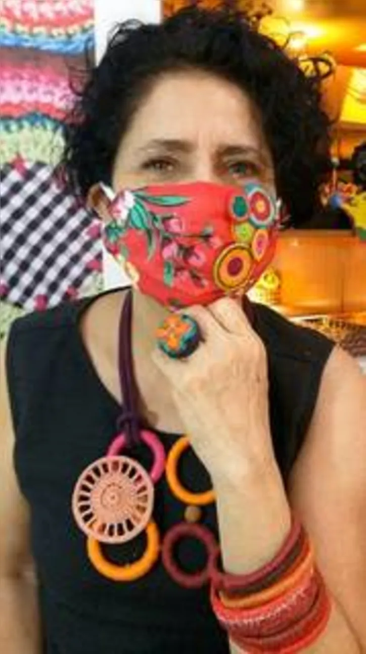 Enquanto SOLANGE ARRUDA aposta no hand made para dar um toque lúdico às máscaras...
