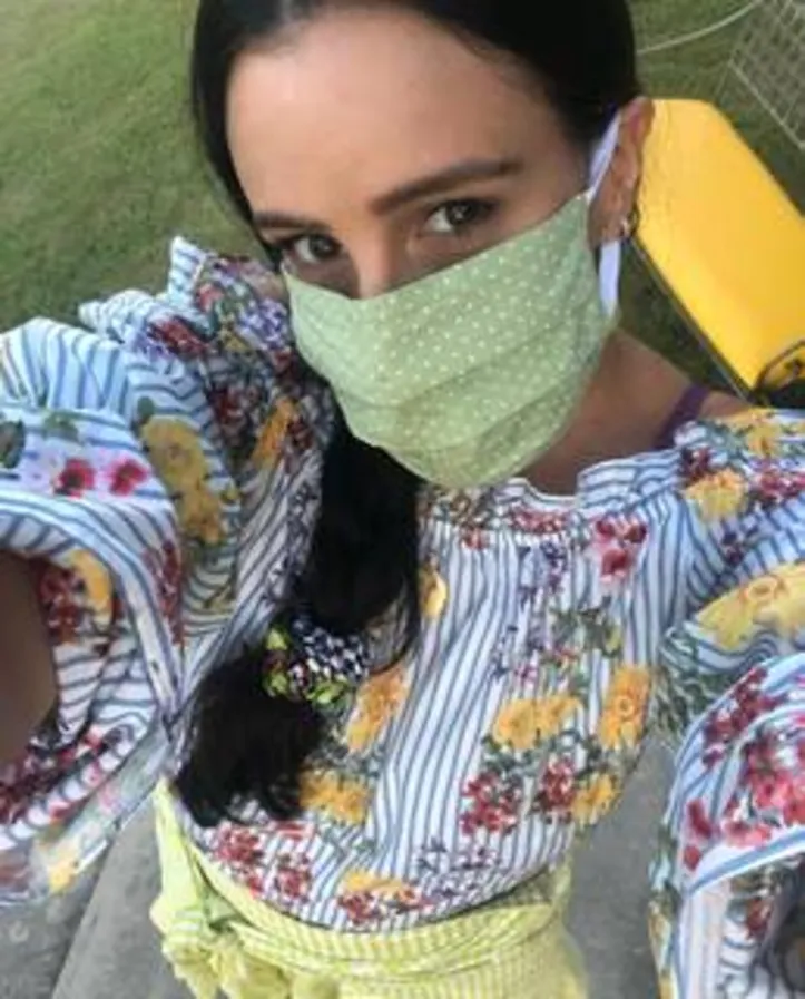 ... a estilista NATHALIA AMARAL aposta no hiato de sua linha noivas e pret à porter para produzir máscaras reaproveitáveis