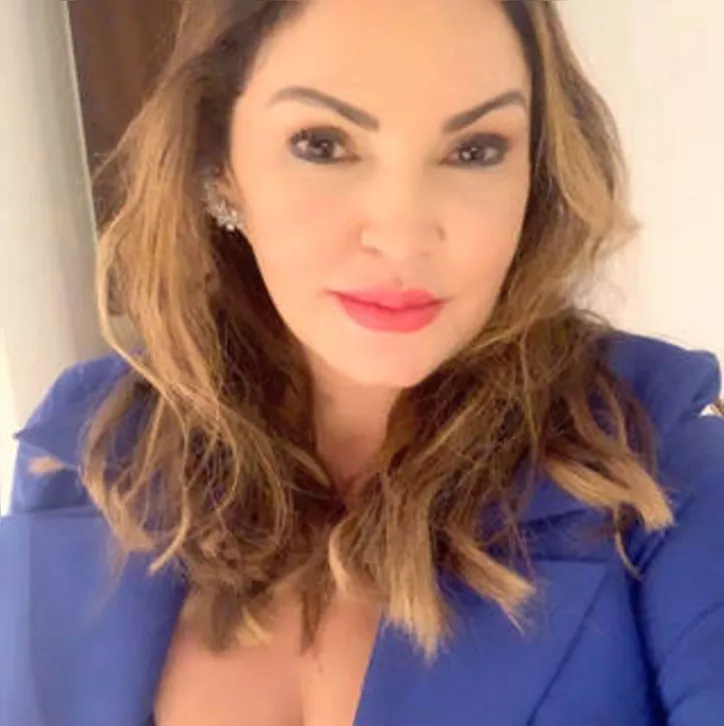 A fashionista EDENIA SALES entre os aniversariantes mais festejados de hoje