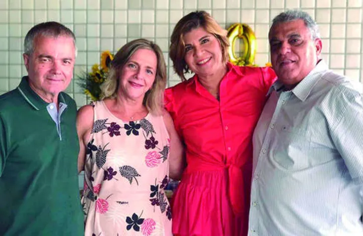 Com a bem-amada, DENISE, e o casal de amigos, GLAUCIO+ZÉLIA CAVALCANTI na moldura, FLÁVIO GOMES DE BARROS brindou idade nova
