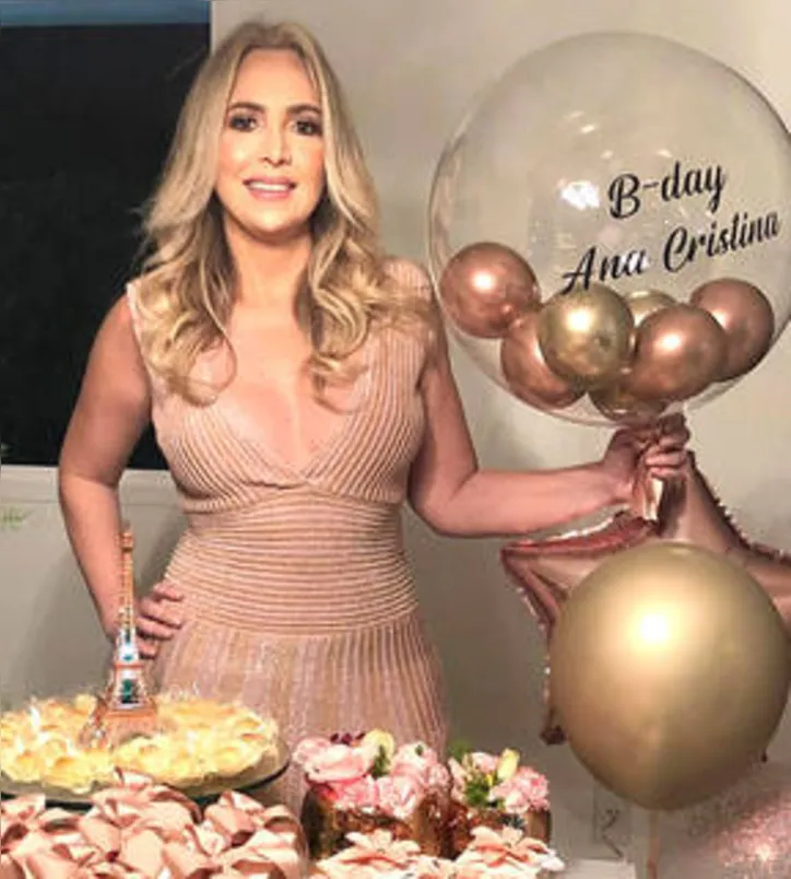 O niver de TINA CANSANÇÃO teve direito à superprodução - mesmo para a plateia intimista
