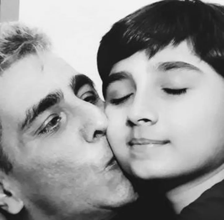 O arquiteto MIGUEL VAZ abraçou o seu herdeiro, Ian - que completou 13 anos
